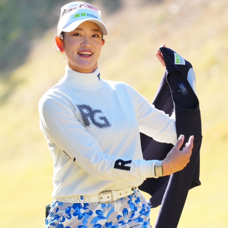 超カッコいい! グレースーツでキメた原英莉花が“キュートでクールなメガネ七変化”姿を公開!「今年も最高なサポートありがとうございました」