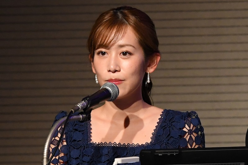 「格別美しい」「プリンセスみたい」元NHKアナがプロスポーツ大賞で披露した“青の透け感ドレス”にファン悶絶「華やか」「天使が舞い降りた」