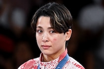 「誰～？」「別人みたい」柔道女子金・出口クリスタの“激変ショット”にネット衝撃「映える」「華がある」