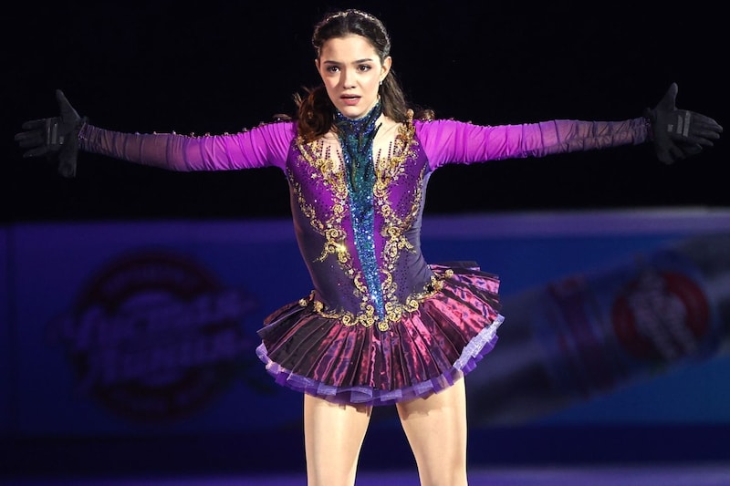 「息を呑む美しさ!」25歳メドベージェワが魅せた“胸元ドキリ”のアダルトな一枚に反響続々!「過去最高のジーニャ」「どんどん進化している」