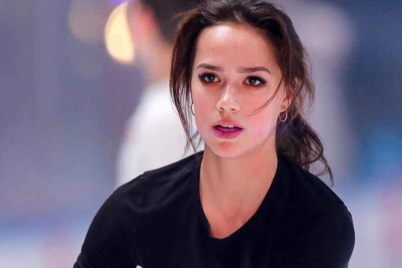 「誰か分からなかった」23歳ザギトワが大胆デコルテで披露した“衝撃の黒髪姿”に反響殺到！「美貌が進化している」「一体どこへ向かうのか…」