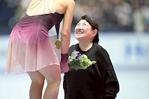 「いらっしゃるなんて…」日本フィギュア界レジェンドが震えた世界的“超大物”との一枚「滑ったことあるのに…」