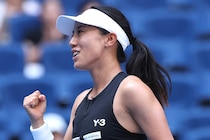 女子テニスの加藤未唯が“桐谷さん”との激レアショットを公開！ 全豪グッズと付箋のプレゼント交換も話題に＜SMASH＞