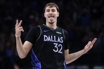 「彼のリバウンドを取っちゃったよ（笑）」トリプルダブル級の活躍を見せた大型新人フラッグを、デイビスが冗談交じりに称賛＜DUNKSHOOT＞