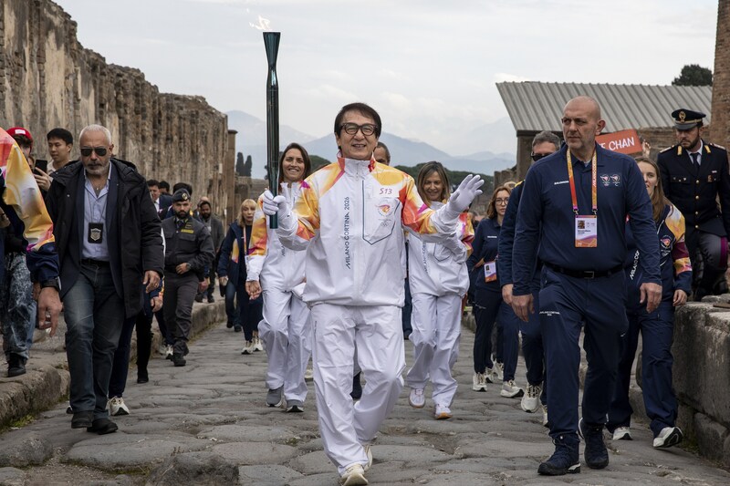 「子どもの頃から大好きな俳優！」ミラノ五輪の聖火を運んだ“アクション映画界のスター”が話題「何世代にも影響を与えてきた世界的アイコン」