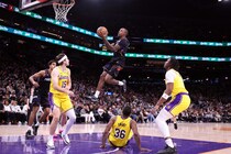 「クソみたいなプレーをしている」レイカーズの守備崩壊にスマートが警鐘「本当にひどい状況だ」＜DUNKSHOOT＞