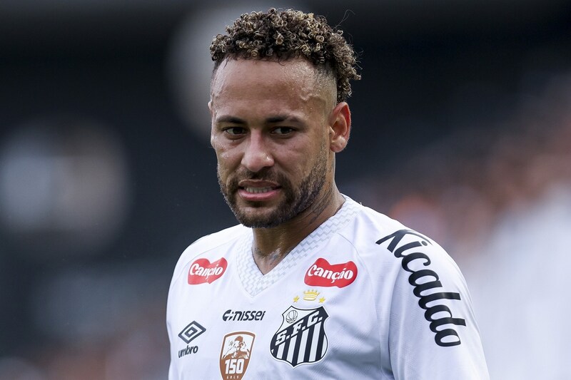 ネイマール、左膝手術成功で復帰は1か月後に! ブラジルの「至宝」が熱望するW杯出場について名将ルシェンブルゴは「彼は招集される」と断言