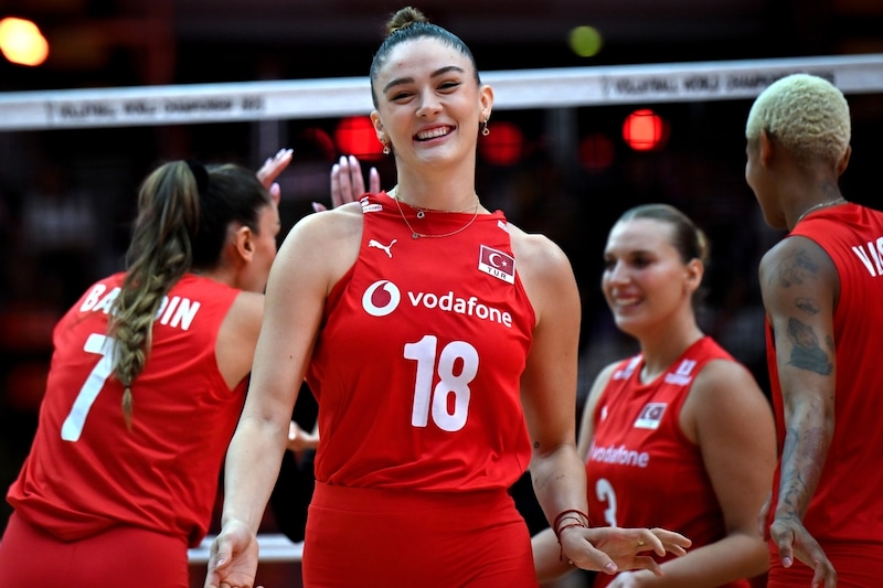 「まじで絶世の美女！」198cmを誇るバレーボール女子が披露した“清楚なタイトスカート”姿に反響！「ハリウッド女優かと」「みんなのアイドル！」