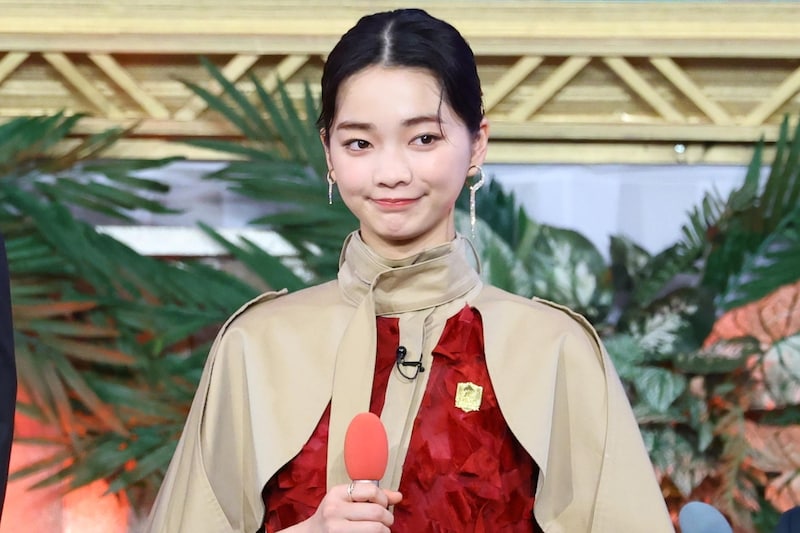 「美人やな!」有馬記念抽選会に降臨した“いま最も旬な人気女優”に反響「赤のドレス素敵」「めっちゃ小顔で可愛いかった」