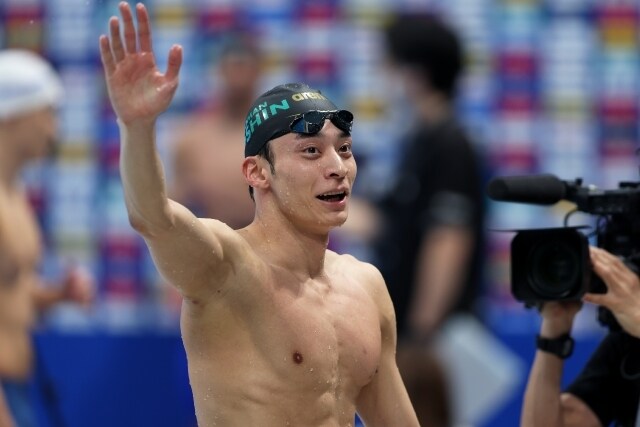 「イケメンすぎる」五輪メダリストスイマー、煌びやかなクリスマスツリーと一緒に笑顔満点「相変わらず素敵」「かわいいです」