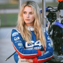 「ド迫力ボディ来た！」米美女レーサーがクリスマスに披露した“純白ボディコン”姿にファン喝采！「恋に落ちてしまった」「完全無欠な美貌よ」