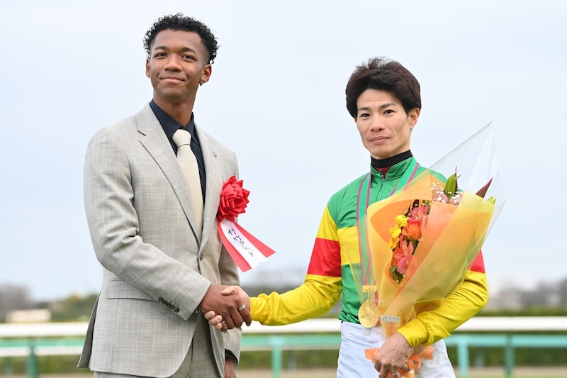 中山競馬場に登場した“2025年話題のアスリート”　障害プレゼンターの大役に大喝采「やっぱり来た！」「明日の有馬記念も来そう」