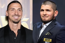 イブラとヌルマゴメドフが腕相撲のように右手を握り合い　レフェリー役はポグバ！「友好的な形で互いの力を感じ取った後に」各国メディア報道