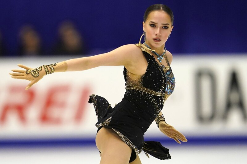 「すんごい綺麗だけど…なんか違う」激変ザギトワが繰り返す“奇抜ファッション”に議論百出！「ガタガタ言うな」「昔に戻ってほしい」