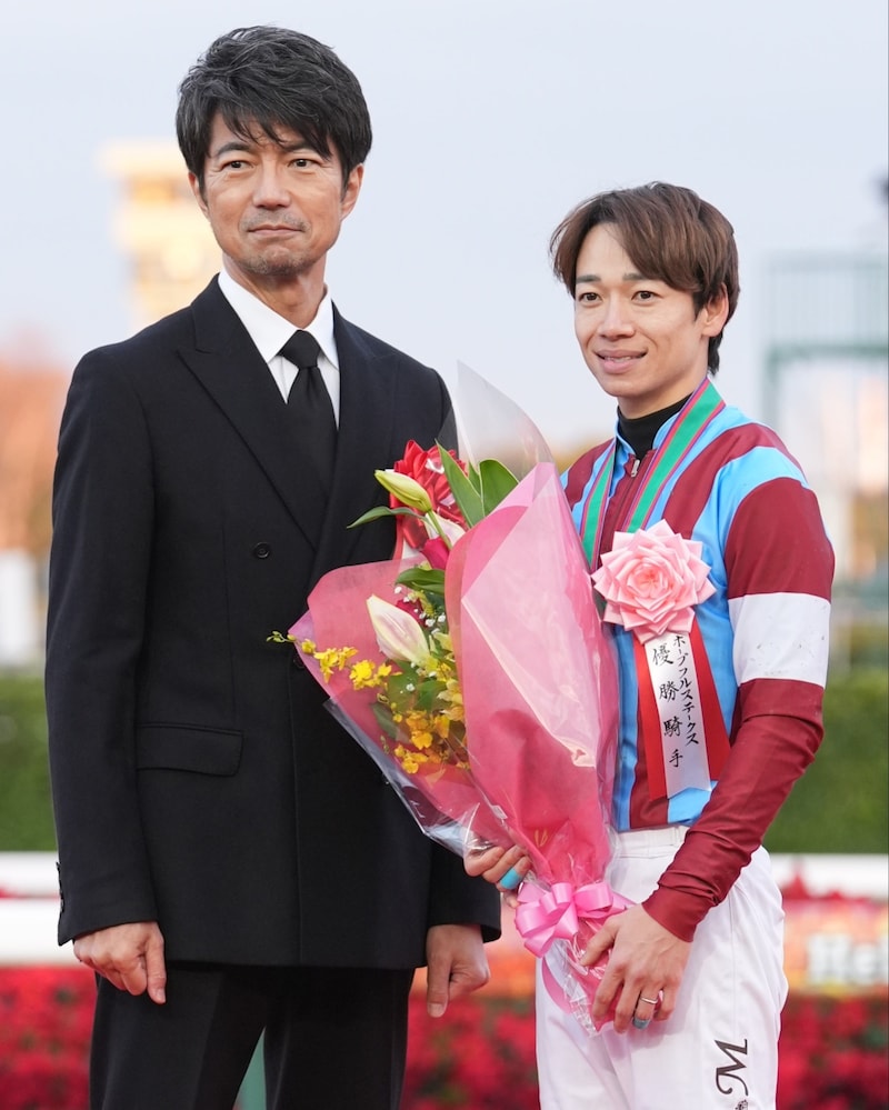 有馬記念前日に現れたテレ東競馬番組お馴染みの“イケオジ”　GⅠプレゼンターに騒然「変わらずカッコイイ」「来年還暦なのおかしい」