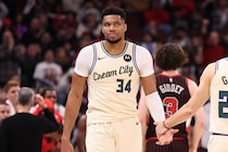 ヤニスがNBAの“不文律”を破り乱闘発生。本人は「チームが目覚めるならそれでいい」「命懸けで戦ってる」と意図を説明＜DUNKSHOOT＞