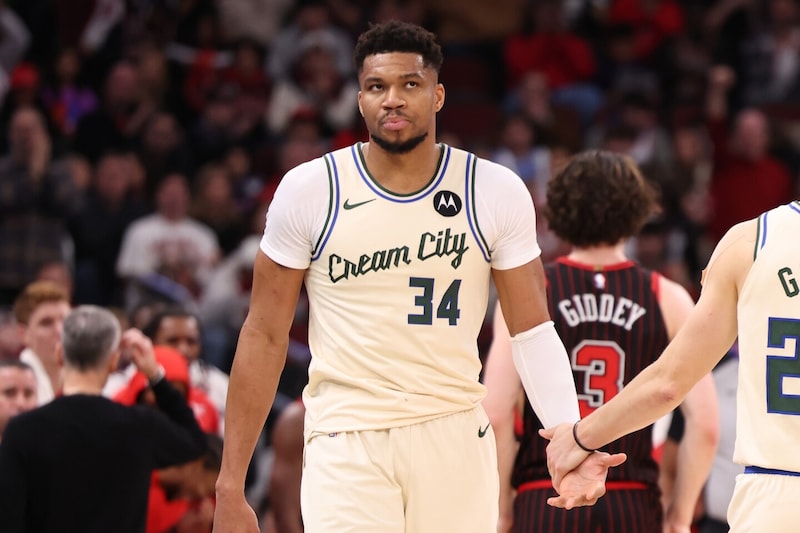 ヤニスがNBAの“不文律”を破り乱闘発生。本人は「チームが目覚めるならそれでいい」「命懸けで戦ってる」と意図を説明＜DUNKSHOOT＞