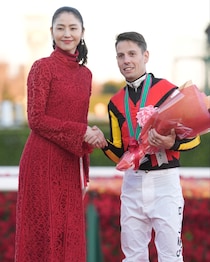 有馬記念に大物女優が真っ赤なドレスで登場　４年連続の大役にスタンド騒然「女神降臨」「顔ちっちゃい！」