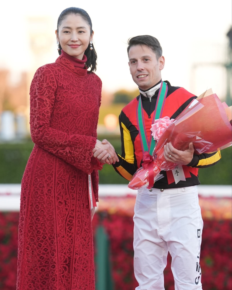 有馬記念に大物女優が真っ赤なドレスで登場　４年連続の大役にスタンド騒然「女神降臨」「顔ちっちゃい！」