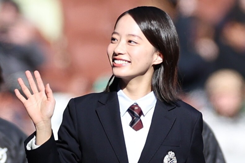 「2026年大ブレイクする女優」高校サッカー開会式に降臨、“18歳のポカリガール”にネット騒然「雰囲気ある」