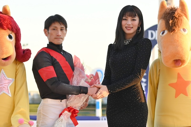 荒れた東京大賞典に現れた29歳マルチ女優　“前髪パッツン＆黒ロングワンピ”にスタンド騒然「横顔が綺麗」「来てくれるの待ってたよ！」