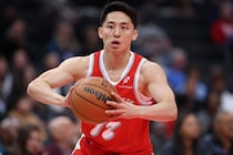 いまだ色褪せない河村勇輝の“ノールック背面パス”が堂々の９位にランクイン！NBAが2025年のトップ10アシストを公開＜DUNKSHOOT＞