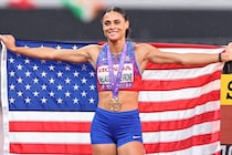 陸上界に史上初の“二刀流”金メダル！ 400mH女王が400m世界歴代２位で快走できたワケ「私に注目してほしかったから」【世界陸上】