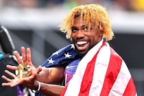 「大きなスピリットボムが必要だった」　世界最速の「アニオタ」ライルズが“元気玉”でパワー集めて...200ｍで圧巻V！ボルトに並ぶ４連覇達成【世界陸上】