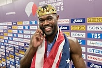 400mH王者ベンジャミン、ミックスゾーンに悲願の王冠かぶって堂々登場「東京五輪は無観客だったけど...」 超満員国立に“カタコト日本語”で感謝「アリガトウゴザイマス」【世界陸上】