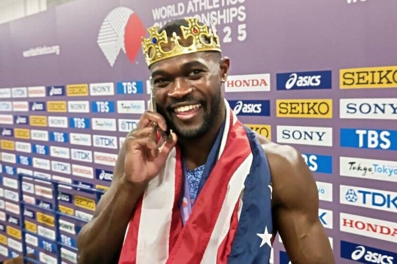 400mH王者ベンジャミン、ミックスゾーンに悲願の王冠かぶって堂々登場「東京五輪は無観客だったけど...」 超満員国立に“カタコト日本語”で感謝「アリガトウゴザイマス」【世界陸上】