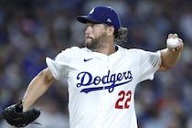 引退表明のカーショウ、本拠地ラスト登板は４回１／３、91球、６奪三振、２失点　降板時にチームメイト、ロバーツ監督と抱擁、ファンから大歓声