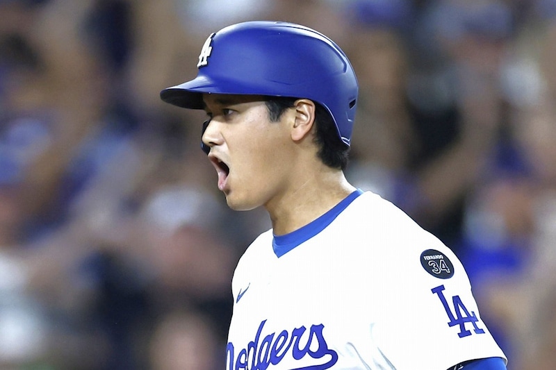 「オオタニがカーショウの負けを許さなかった」大谷翔平がレジェンドの本拠地ラスト登板で負けを消す52号3ランHR!米記者絶賛「GOATがGOATを助けた」