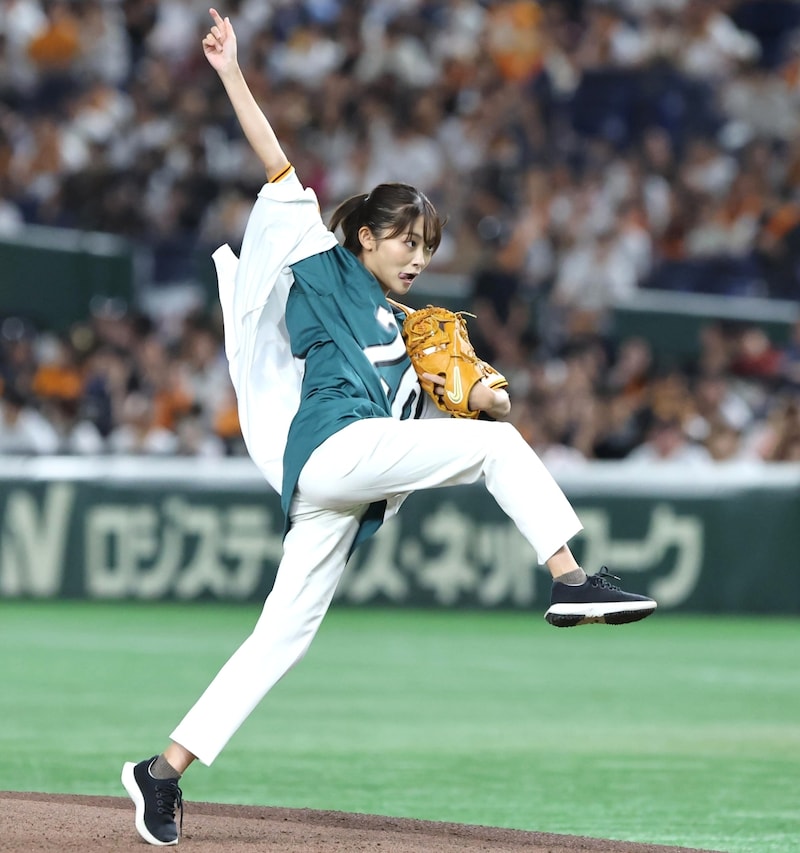 「えっ、めっちゃ可愛いのに...」東京ドーム降臨の新人女子アナ、ド迫力フォームで魅せた“ノーバン始球式”にネット衝撃!「すげぇ躍動感だ」「カッコ良すぎたわ」