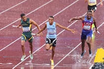 豪雨の男子マイルリレーはボツワナが大逆転金メダル！ 0.07秒差でアメリカをかわす　満員の国立競技場は鳥肌立つ大興奮【世界陸上】