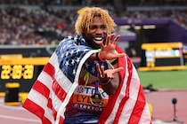 「満員の国立見るだけで泣きそう」TBS女子アナがライルズと再会＆２S写真を公開！「ドーハ大会でドラゴンボールの靴下を履いていた話をしたら...」【世界陸上】