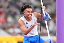 【世界陸上】「たまごっち買ったの？」棒高跳・銀のカラリスが手にした“日本の大人気ゲーム風のおもちゃ”にファン大反響「それタイマー！ 帰国してがっかりしないことを...」