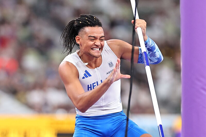 【世界陸上】「たまごっち買ったの?」棒高跳・銀のカラリスが手にした“日本の大人気ゲーム風のおもちゃ”にファン大反響「それタイマー! 帰国してがっかりしないことを...」