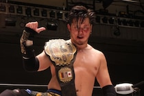 父が魅せた三角絞めで大巨人・石川修司を撃破！橋本大地が証明した日本マット界屈指の実力と“ベルトの価値”「俺チャンピオンだからさ、道を切り拓いていかないと」