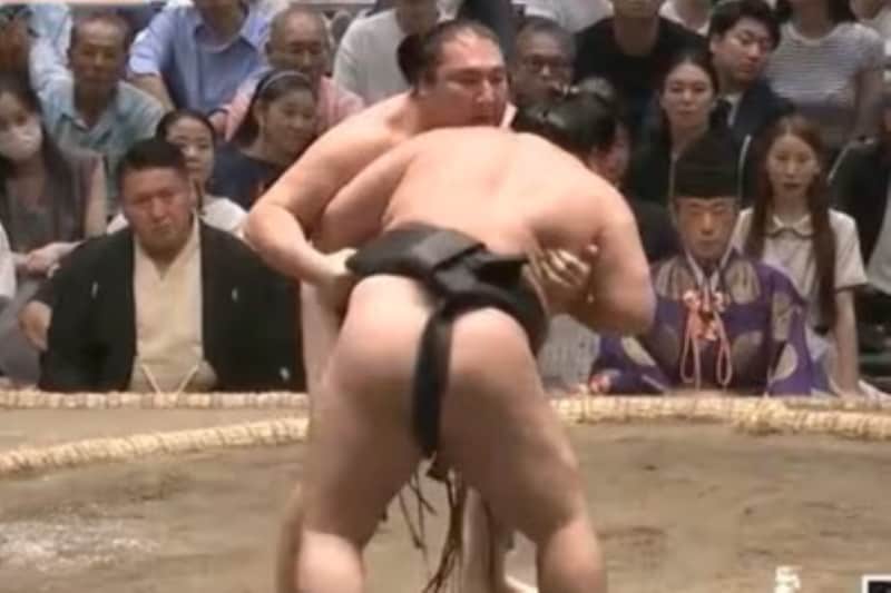 「Tシャツでもイカつい!」金髪格闘家コンビの大相撲観戦に視聴者反応 「部屋稽古してた2人か」と反響拡大も