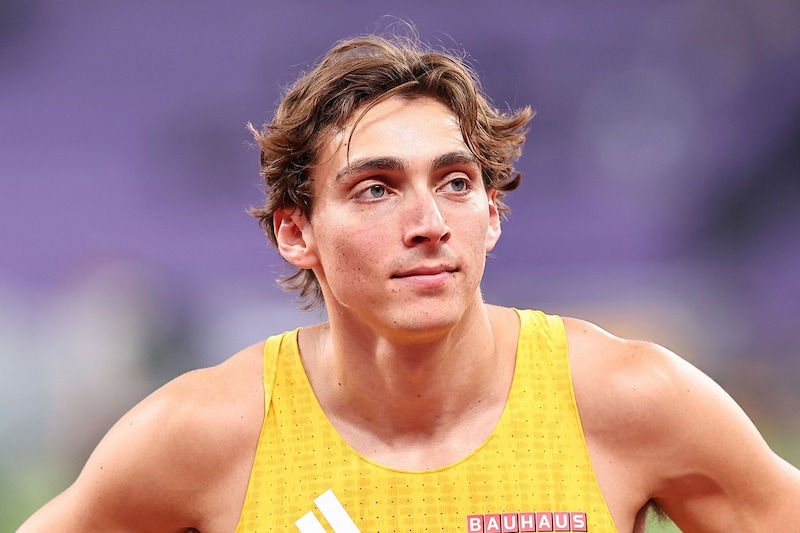 超人デュプランティスが「パーフェクトだ」と絶賛“日本ド定番のお菓子”とは? 美人フィアンセと全9品を率直レビュー「クレイジーだ」「酸っぱい!」