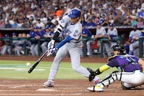 「完全にバカげてるよ」大谷翔平が“右手一本”で右中間席に運んだ豪快54号弾に米メディア脱帽「ゴルフボールのようにプールに打ち込んだ」