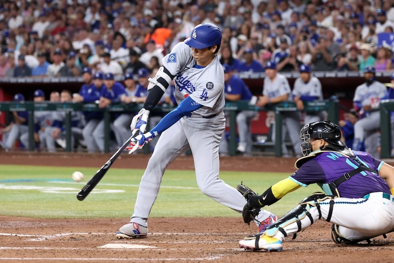 「完全にバカげてるよ」大谷翔平が“右手一本”で右中間席に運んだ豪快54号弾に米メディア脱帽「ゴルフボールのようにプールに打ち込んだ」