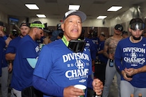 「西地区はロサンゼルスのものだ！」地区Vのドジャース、祝杯前にロバーツ監督が熱いスピーチ！「この先５週間、闘志を失うな。その“エッジ”を持ち続けろ！」