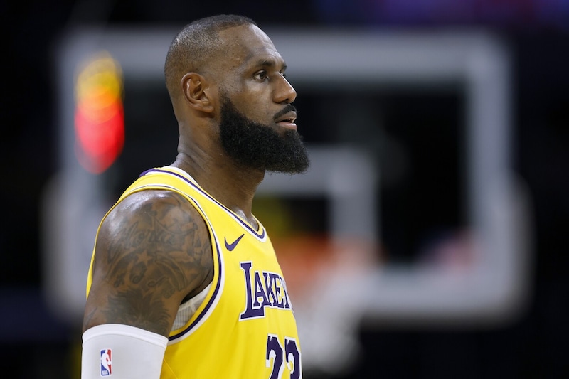 レブロンはレイカーズで引退するのか?リーグ関係者が言及「コビーのように“フェアウェルツアー”をやりたいのなら…」<DUNKSHOOT>