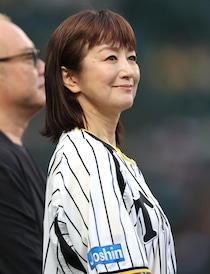 「生粋の日本美人！」甲子園登場の大物女優が魅せた“優美な縦じまユニ”姿にネット反響！「温かい笑顔」「泣かせないでよ」