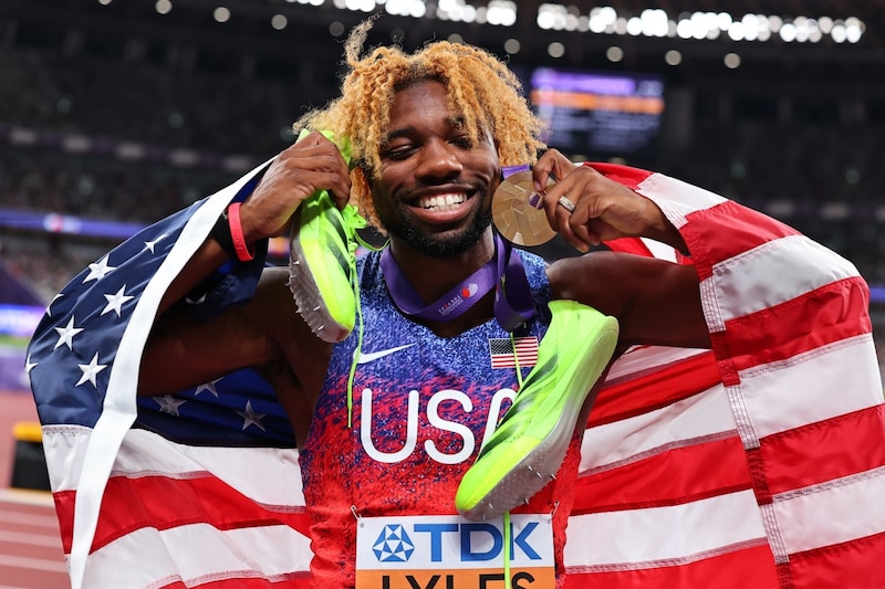 「えっ!? いたの」日本大好きライルズ、大量の金メダルぶら下げて登場した意外すぎる場所に母国ファン騒然「どうやってセキュリティ通過したんだ?」