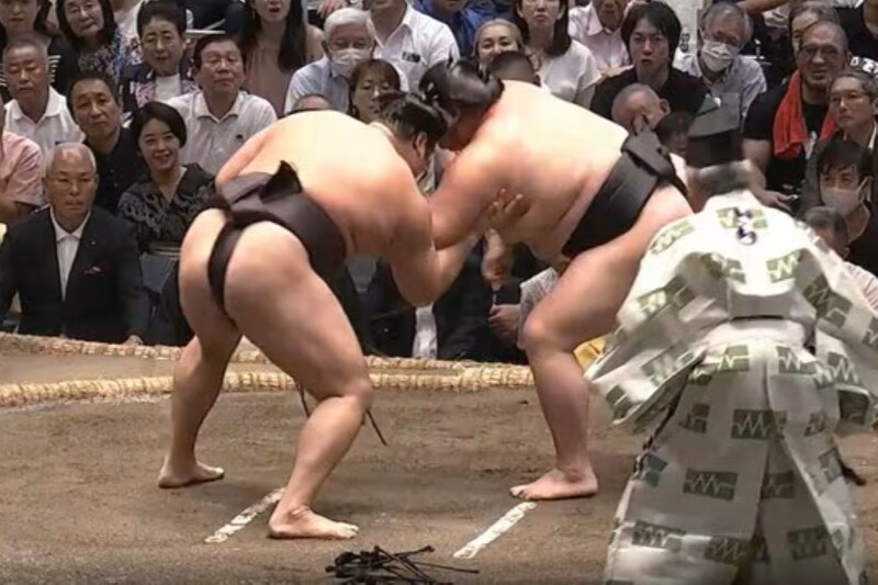 「ピンクですぐわかる」国民的人気番組でお馴染みの落語家が“砂かぶり席”で大相撲観戦!「笑点から秋場所に降臨」とファンざわつく