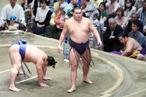 横綱・豊昇龍が結びの一番でみせた“まさかの変化”に国技館どよめく！ 元横綱の解説陣は「正直、楽に取れるからね」「人それぞれ考え方が違う」
