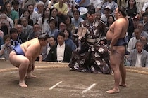 「どんだけ目立つねん！」大相撲千秋楽の中継映像に映り込んだ“お馴染み政治家”にツッコミ続出！「やっぱ目が行っちゃう」「存在感がハンパないわ」