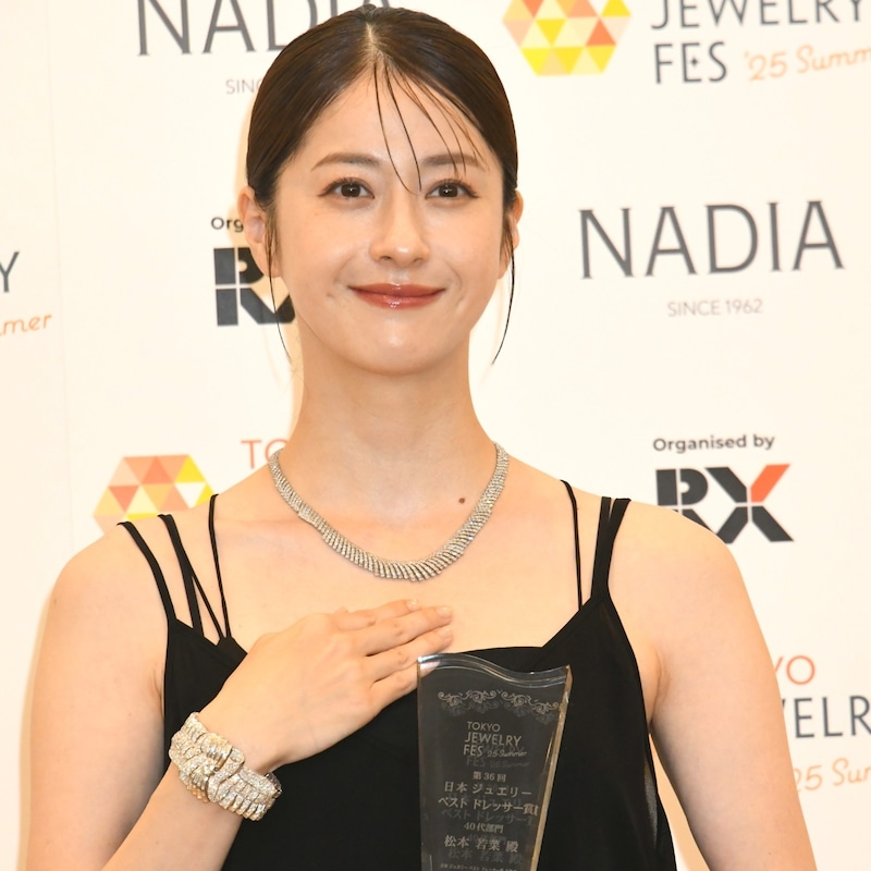 「美人すぎてやばっ!」中山競馬場に降臨した人気女優の“艶めくワンショル”姿が話題!「女優オーラがすごい」「まじ顔ちっちゃかった」